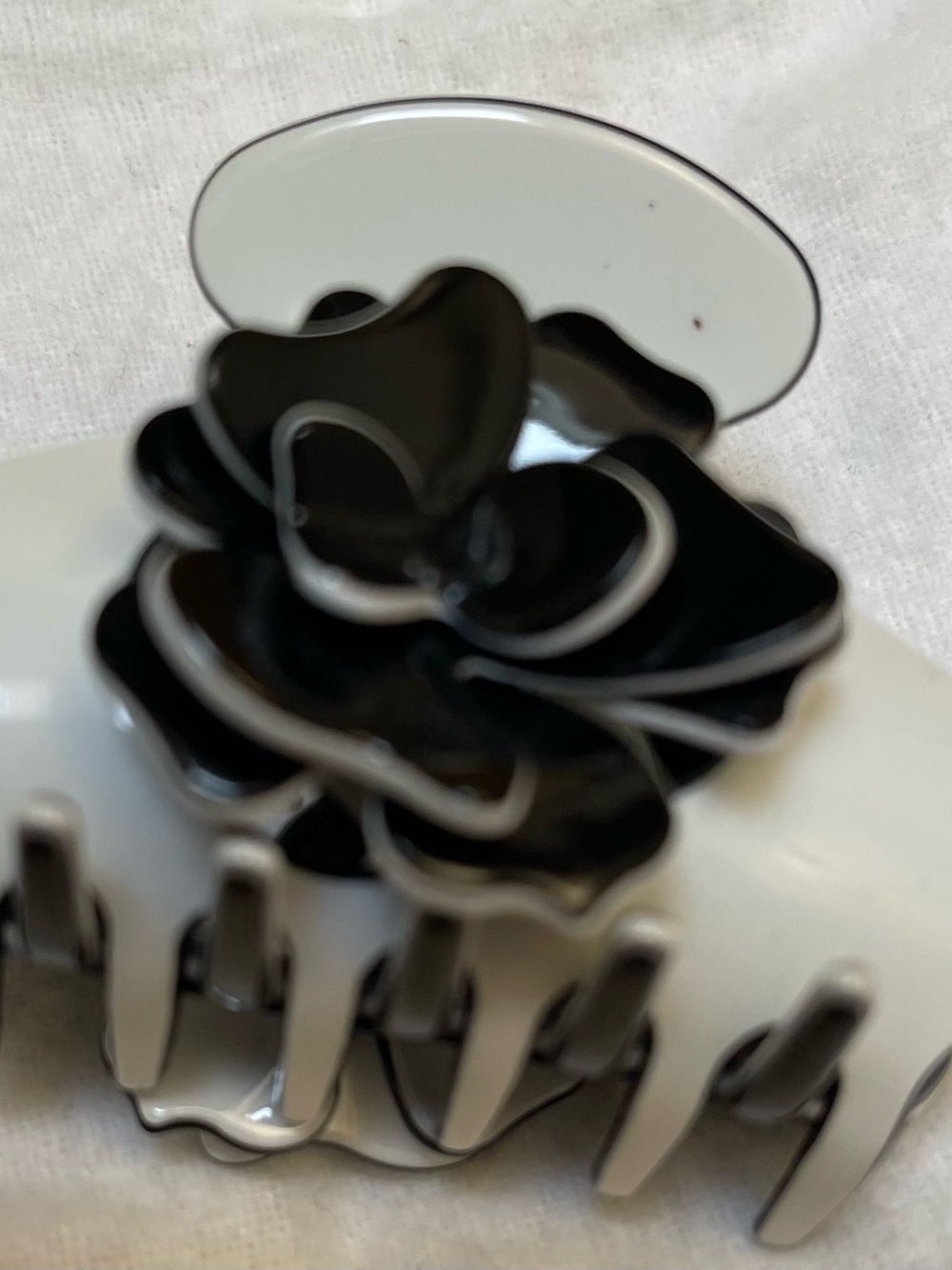 Elegant Black and White Floral Resin Hair Claw - Women Accessories
